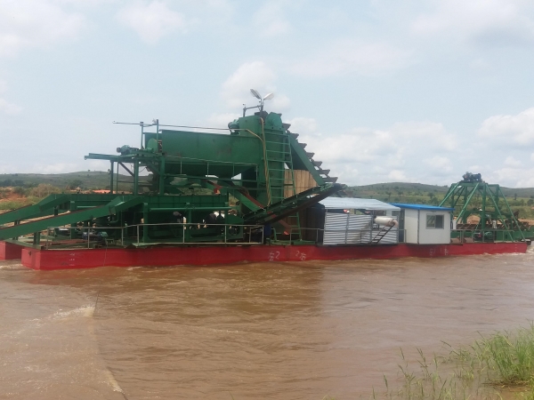 Bucket Chain Diamond dredger in DRCongo_副本.jpg